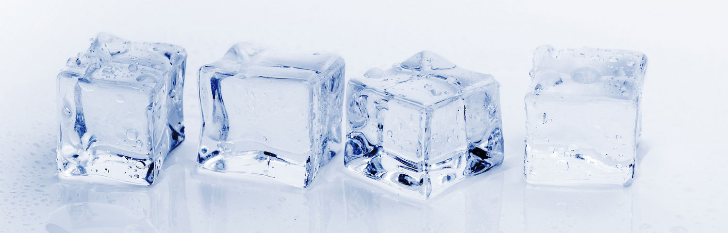 Vier Eiswürfel als Symbol für Klarheit und Transparenz.