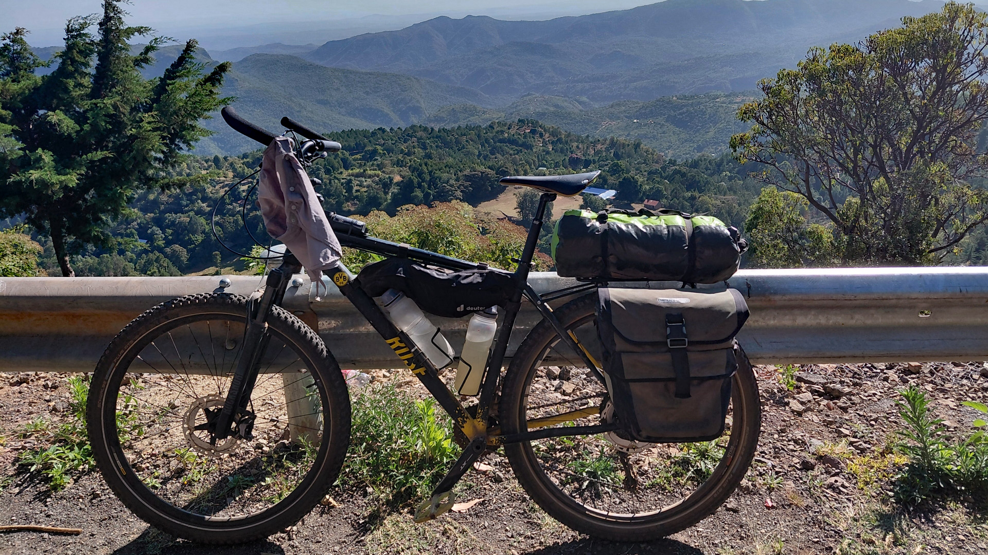 Beladenes Mountainbike mit Sack und einer Packtasche.