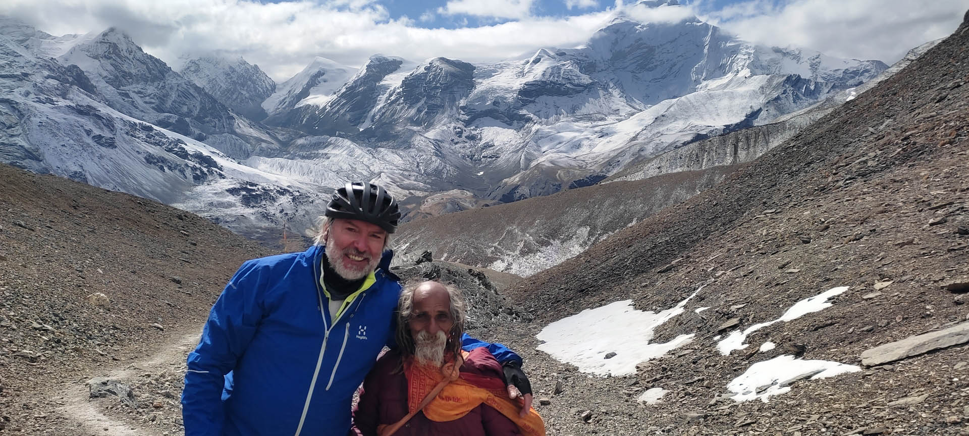 Siebzigjähriger Nepalese und Ottmar Sievers in Nepal auf dem Annapurna-Circuit Trek. Im Hintergrund das Annapurnamassiv.