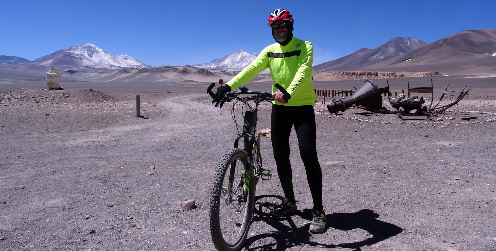 Mountainbiker mit Helm, gelber Sportjacke - Soloexpedition auf den Ojos del Salado