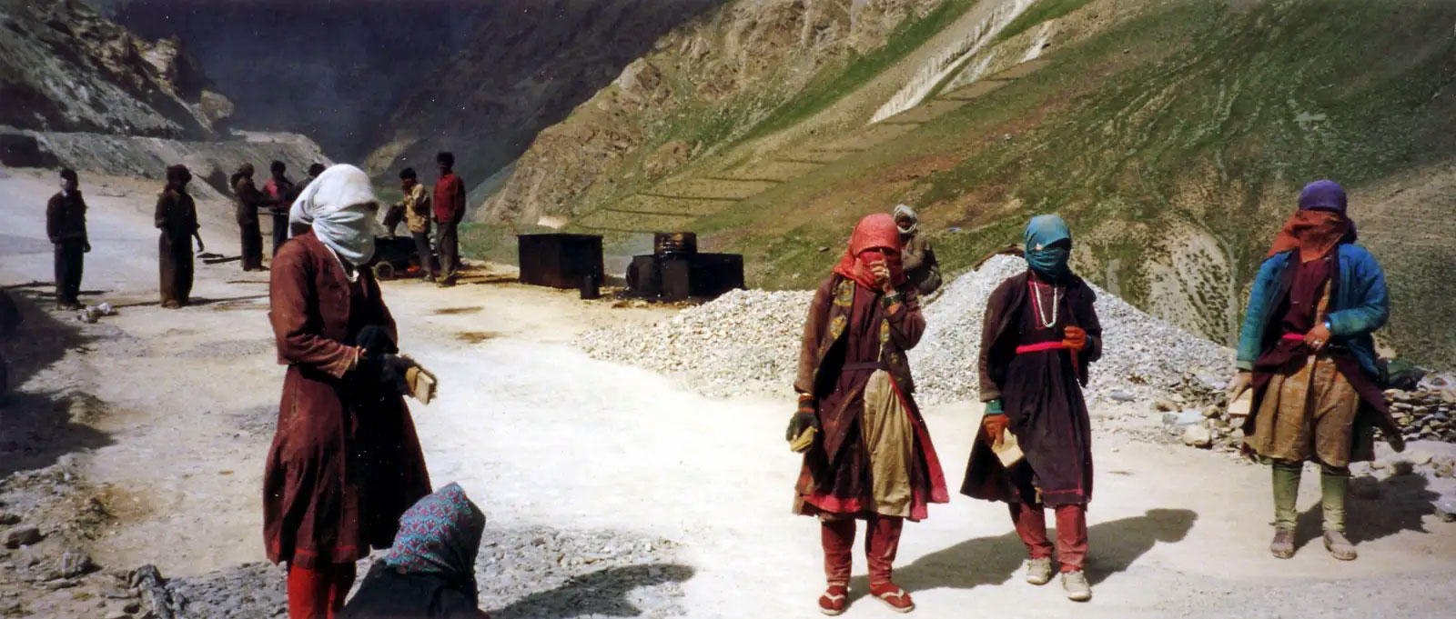 Straßenarbeiterinnen-indischer-Himalaja